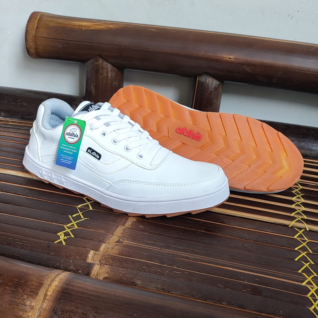 Sepatu Sneakers Pria Aldhis C012 Original Kets Casual Putih Polos