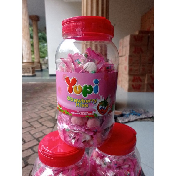 

{ ECER 1 TOPLES } Permen Yupi Strawberry Kiss Jar 300gr Toples Strawberry Stroberi Kiss Jar 300gram Topes Terlaris Besseller