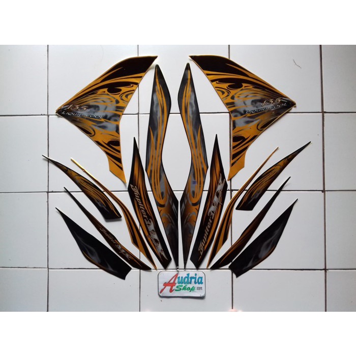 

TERLARIS | Striping Stiker Motor Yamaha Jupiter Mx 135 2011 Hitam-Gold