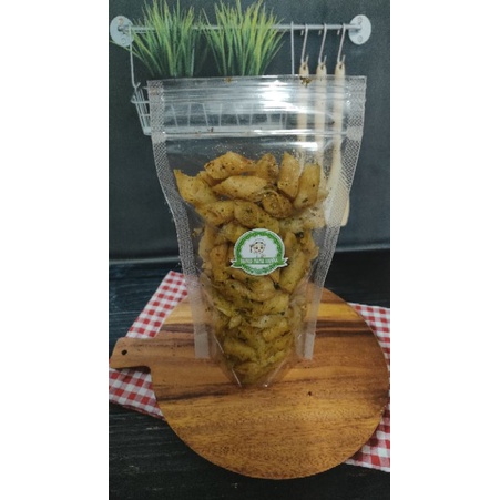 

Lumring pedas aroma daun jeruk/lumpia kering