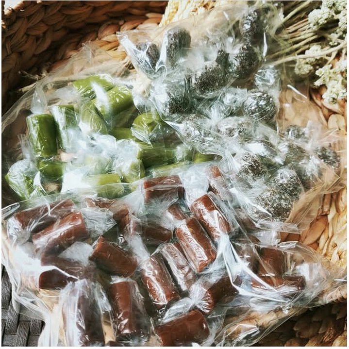 

PERMEN SANTAN / BON BON KELAPA / BONBON PANDAN JADUL CEMILAN DODOL CANDY MEDAN ENAK PERMEN JENANG KELAPA COKLAT ORIGINAL PANDAN HIJAU