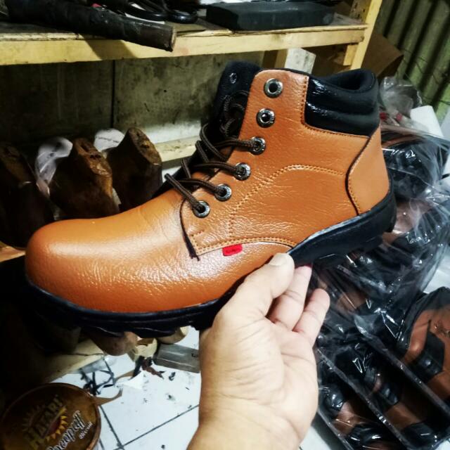 sepatu sefty boot pria ujung besi tracking bahan kulit sentetis kualitar premium