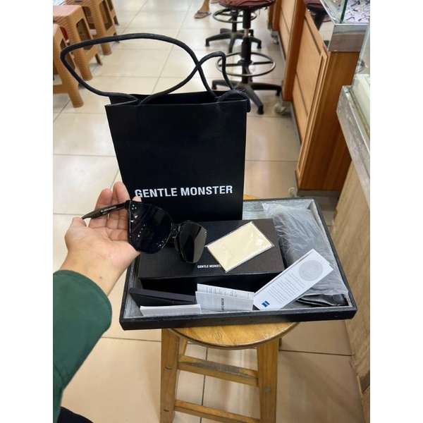 KACA MATA HITAM GENTLE MONSTER