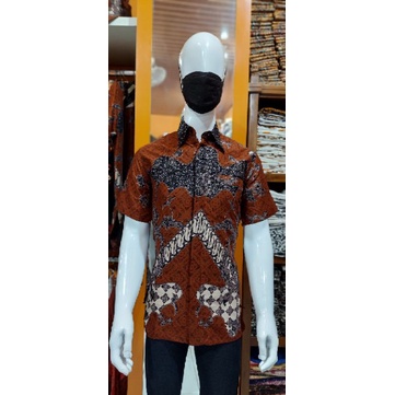 Kemeja batik lengan pendek berfuring