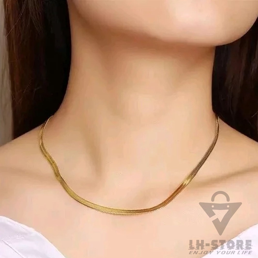 Kalung titanium berlapis emas model gepeng pria dan wanita anti karat dan tidak luntur