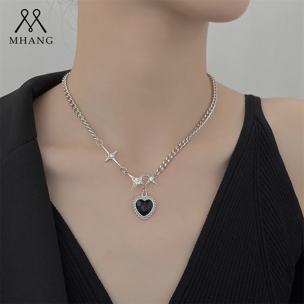 Kalung Liontin Cinta Hitam Punk Korea Fashion Logam Rantai Tebal Rantai Klavikula Wanita