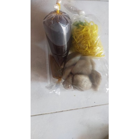 

pempek pempek an banyak pedas kenyang segar komplit