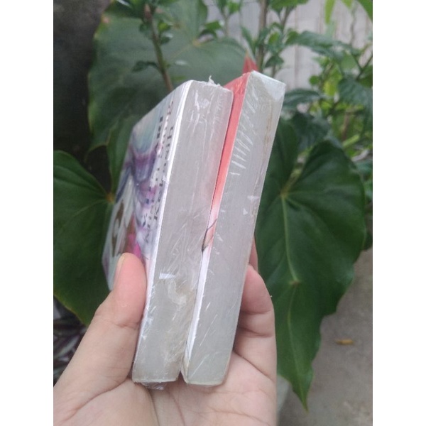 novel misteri di sinar senja / misteri sang kekasih / dalam pelukan maut by v. lestari