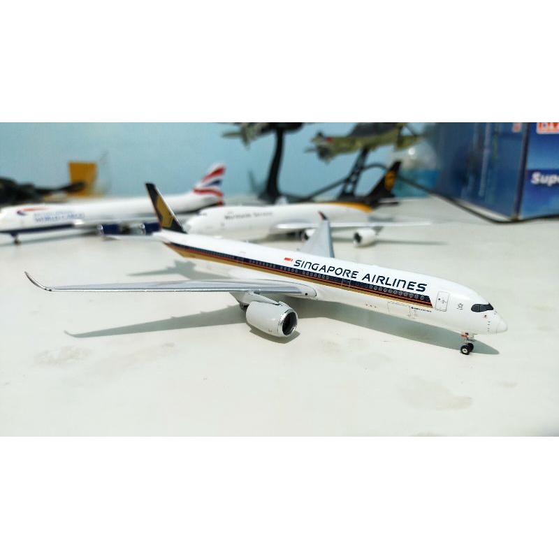 mainan diecast pesawat Phoenix Models Airbus A350-900 Singapore Airlines 1:400
