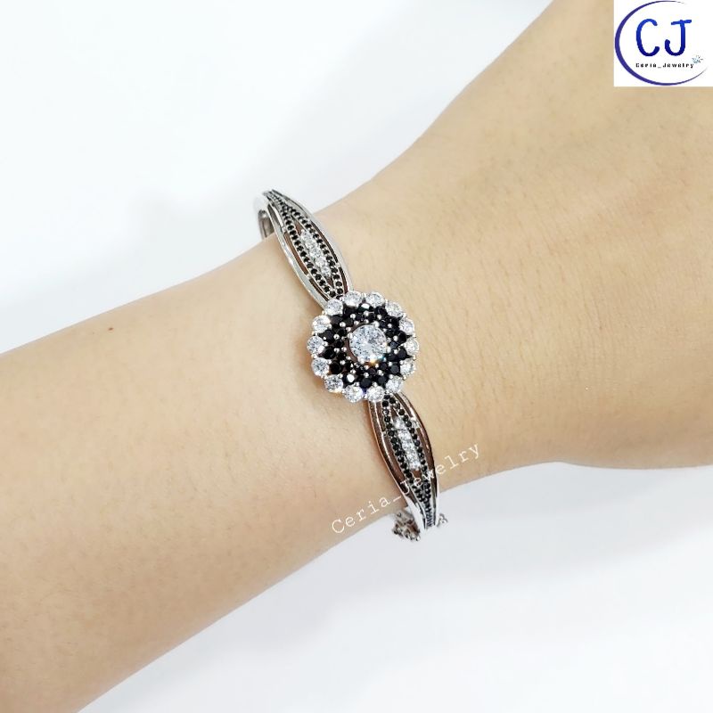 Gelang Perak Asli Silver Wanita 925 Lapis Emas Putih Model Bangle Bunga Permata Hitam Keliling Oval - Perhiasan Perak Asli