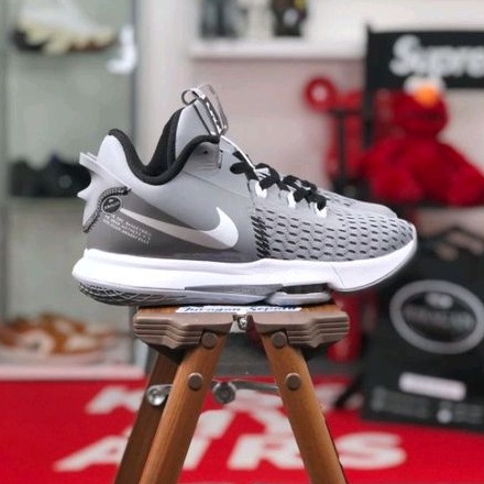 Nike LeBron Witness 5 &quot;Cool Grey&quot;