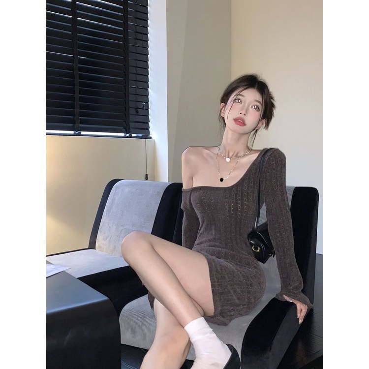 Red gadis rempah-rempah lengan panjang gaun rajutan wanita musim gugur rok pendek keinginan murni angin off-shoulder keinginan murni ketat paket tipis rok pinggul