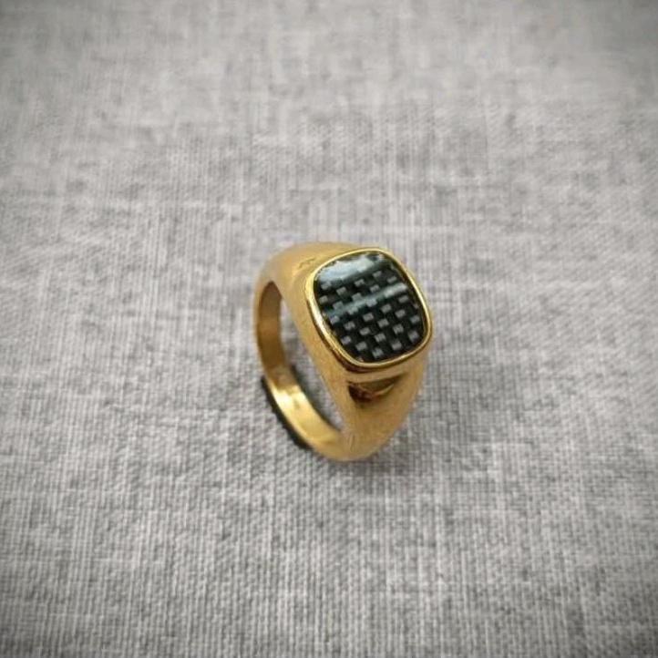 Cincin Titanium Pria Motif Carbon Elegan Anti Karat