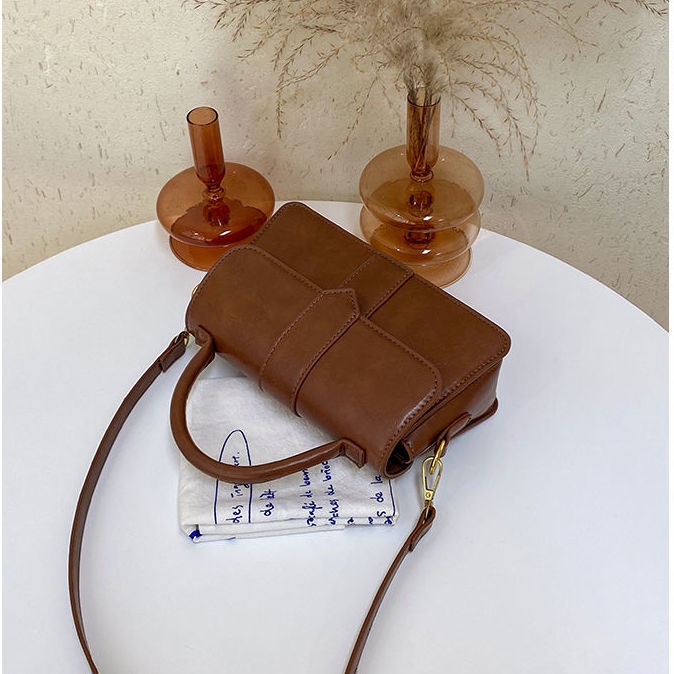 Red High-End Niche Desain Tas Wanita 2022 Baru Musim Gugur dan Musim Dingin Single Bahu Messenger Tas Retro All-Match portabel Kecil Persegi Tas