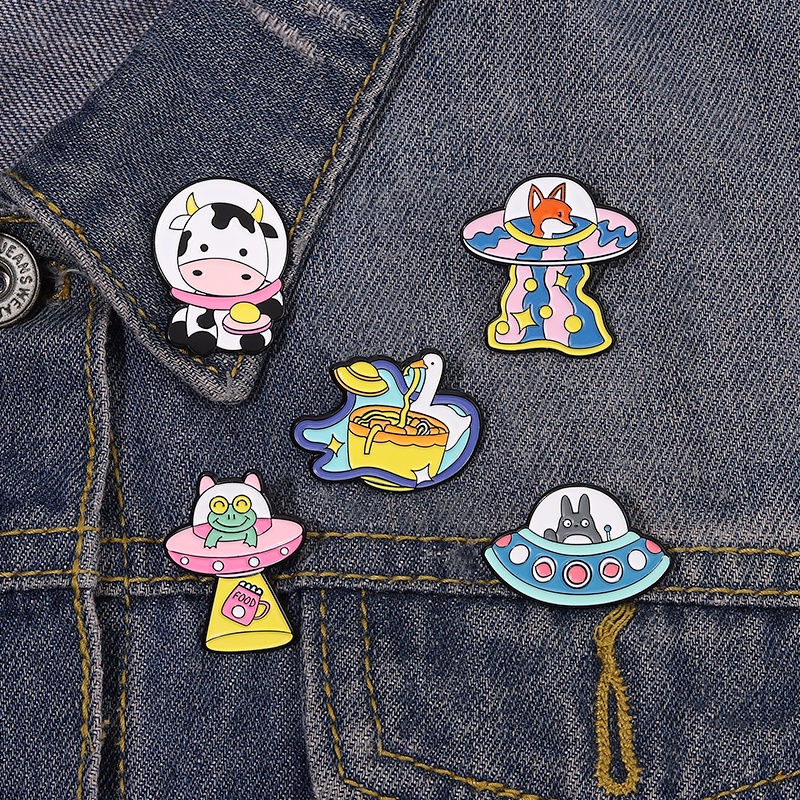 Hewan Lucu UFO Enamel Pin Kartun Rubah Sapi Kodok Angsa Bros Lencana Kerah Lapel Universe Astronot Perhiasan Hadiah Untuk Anak-Anak Teman
