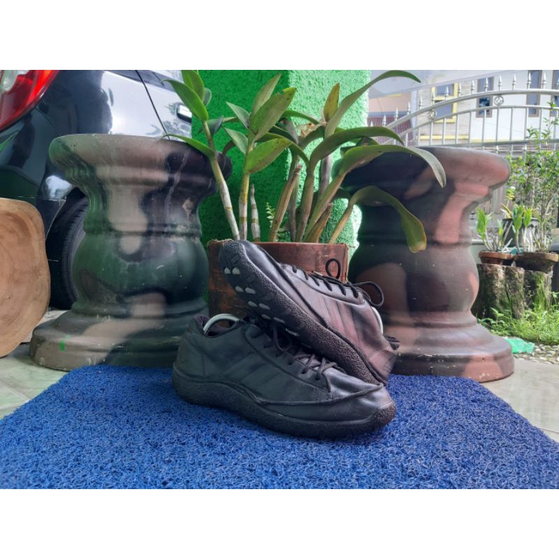 SEPATU ADIDAS EXPLORE OUTDOOR CLASSIC BLACK KULIT SIZE 44⅔ SECOND