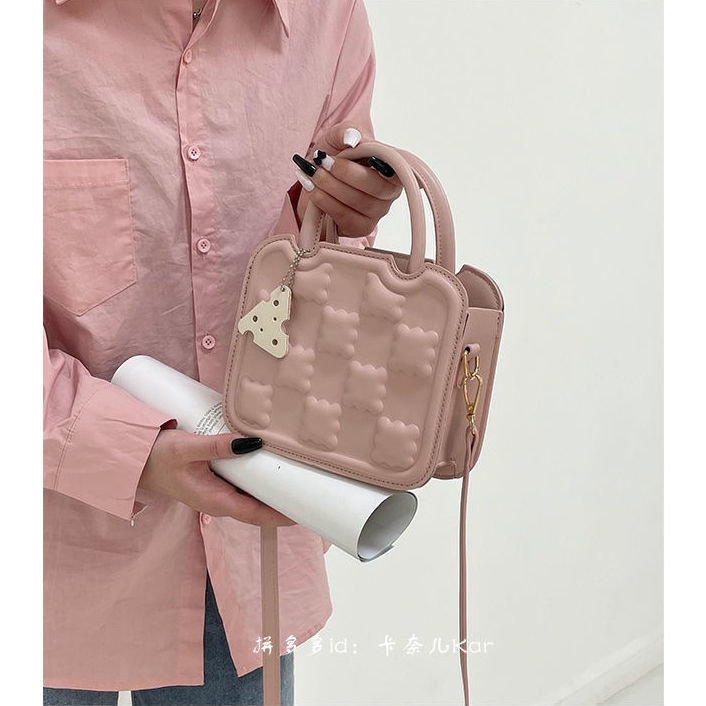 Red Musim Gugur dan Musim Dingin Populer Genggam Biskuit Tas Wanita 2023 Baru Fashion All-Match Desain Ceruk One-Shoulder messenger Tas Persegi Kecil