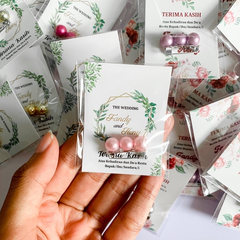 bross mutiara dagu ISI 50, background persegi panjang| souvenir wedding murah dan lucu | souvenir pernikahan bross