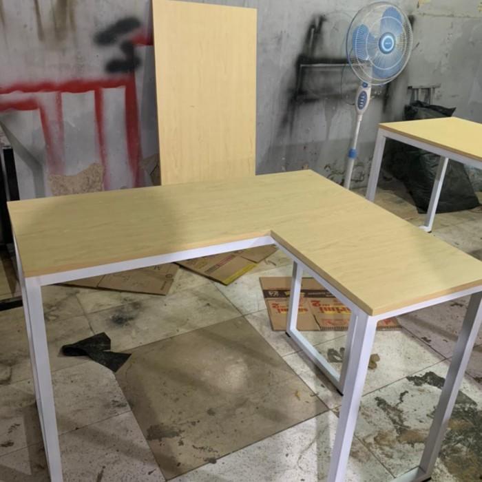 Pesenan meja kerja L dan meja kantor