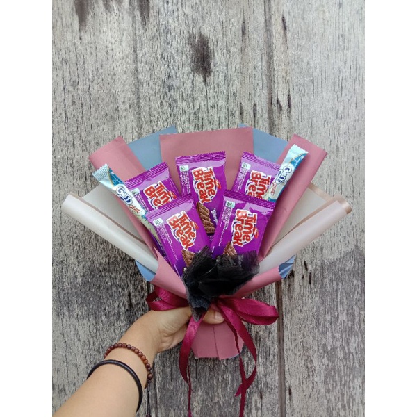 

BUKET SNACK | BUKET WISUDA | KADO ULANG TAHUN | KADO WISUDA | KADO SPESIAL