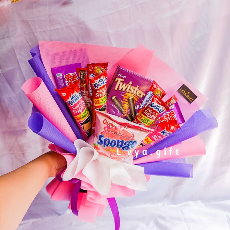 (SNACK 0002) Buket snack black pink | Buket snack tema hitam-pink | Buket snack serba pink | Buket snack wisuda | Buket snack ulang tahun | Buket anniversary | Buket hari guru | Buket hari ibu | hadiah wisuda | kado ulang tahun