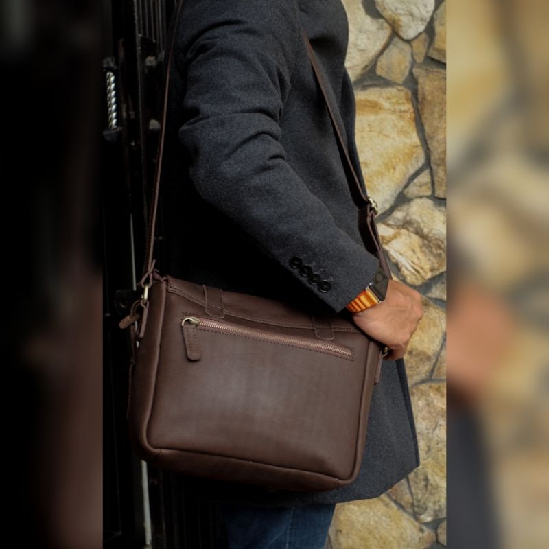 Tas Kantor Unisex Aira Bag Kulit Sapi Asli Briefcase Pedro Laptop 10 Inchi Bahan Nu Buck Crazy Horse Terbaru Tali Panjang Adjustable Kekinian Original