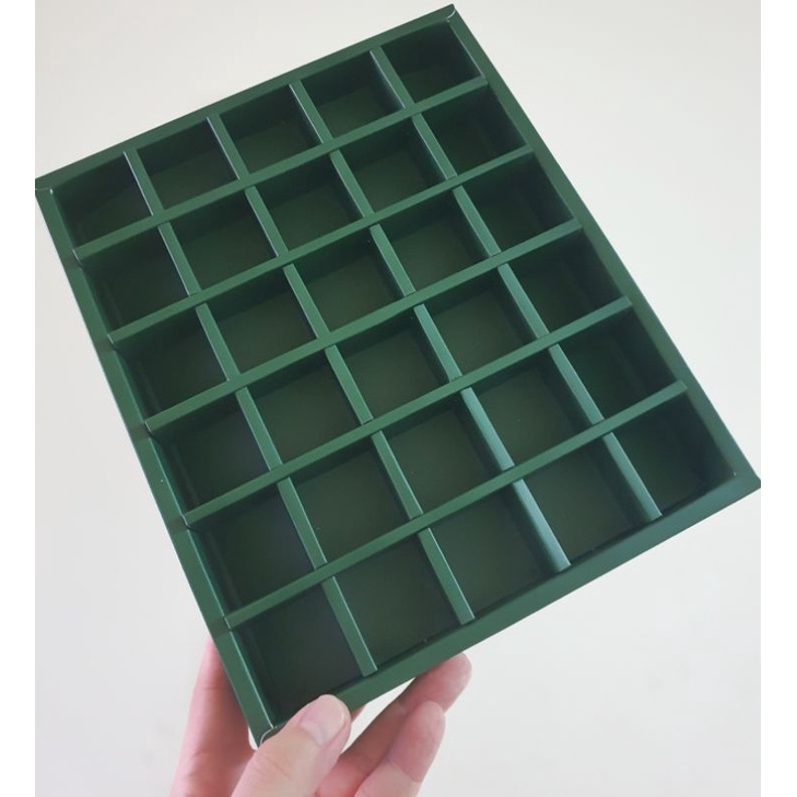 

Dus Mika Polos Nastar Bulat Sekat 30 uk. 3.5x3.5x3.5 cm ( 1 pack isi 5 pcs dus & Tag )