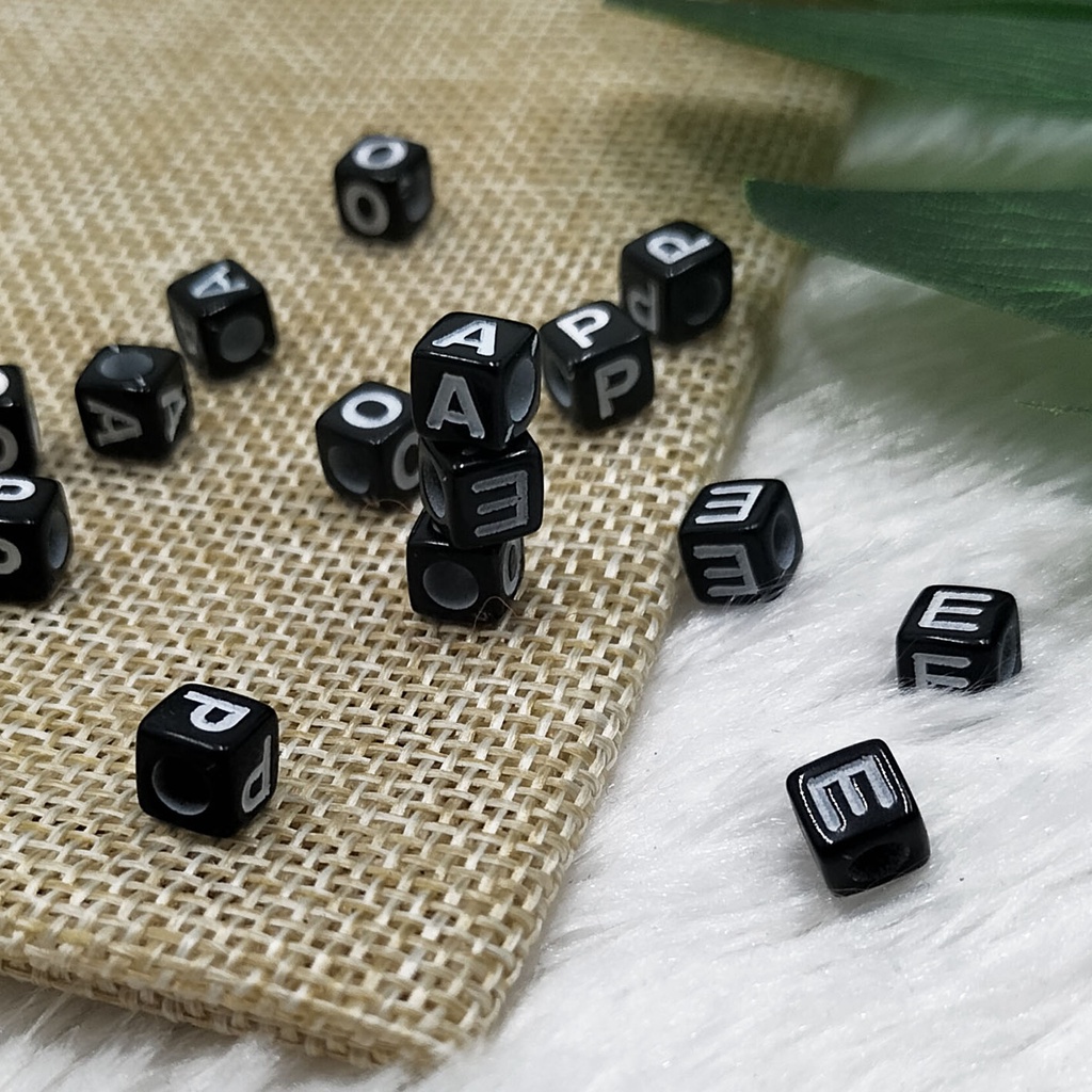 Manik-manik Mote Huruf Kotak Dadu Hitam Tulisan Putih 6x6 mm