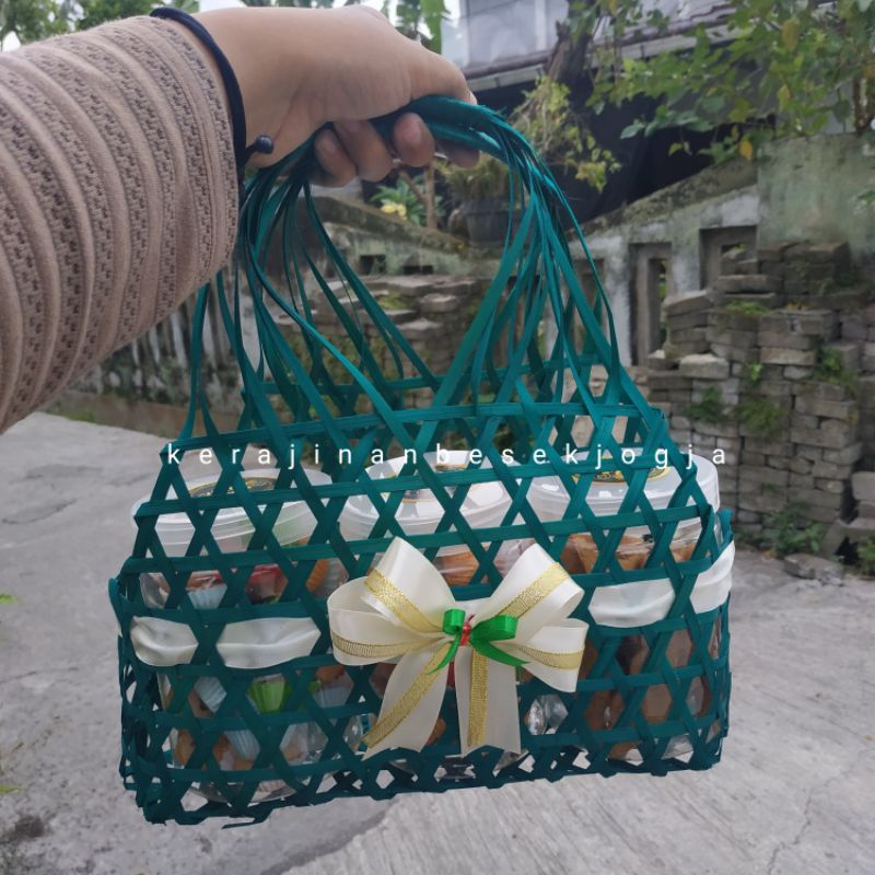 

TAS YUKENSI PENDEK WARNA PITA | keranjang bambu/keranjang kue/besek lebaran/hampers lebaran/bingkisan