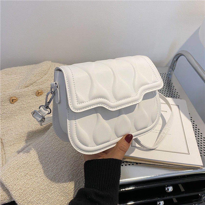 Red Tas wanita musim panas 2022 mode trendi baru high-end tekstur tas pelana ketiak wanita gaya luar negeri all-match niche messenger bag