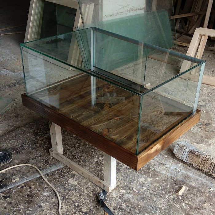 Food Display Etalase Frameless Roti Kue Customize Cafe Resto Alas Kayu