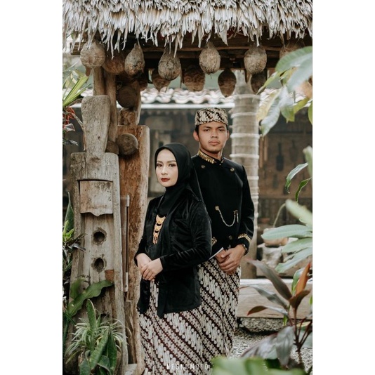 Paket Baju Prewed Sarimbit Couple Beskap dan Kebaya Bludru