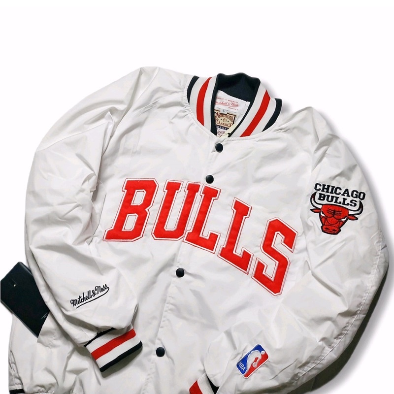 Jaket Varsity Chicago Bulls Mitchells Ness White | Jaket Pria | Jaaket Varsiy Pria | Jaket Bulls