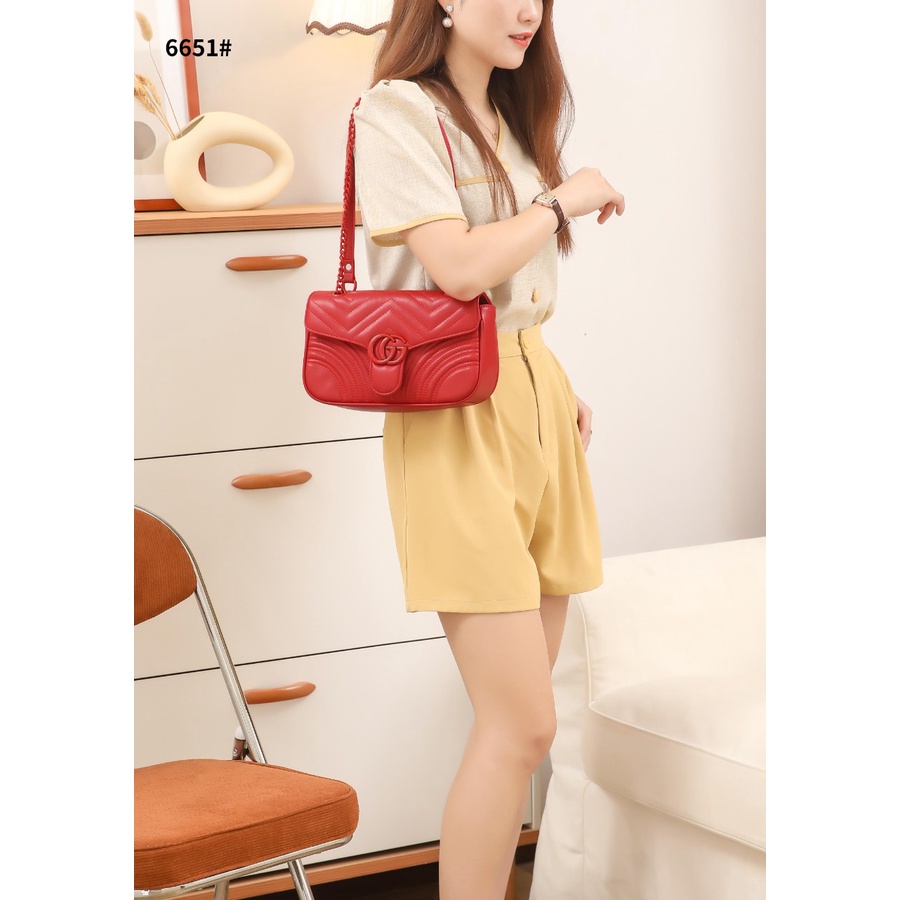 GC Medium Shoulder Bag in Leather 6651