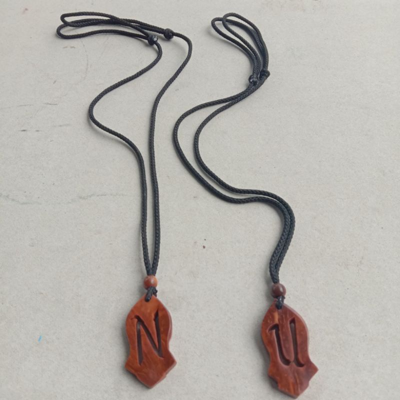 kalung kokka bandul huruf inisial terompah