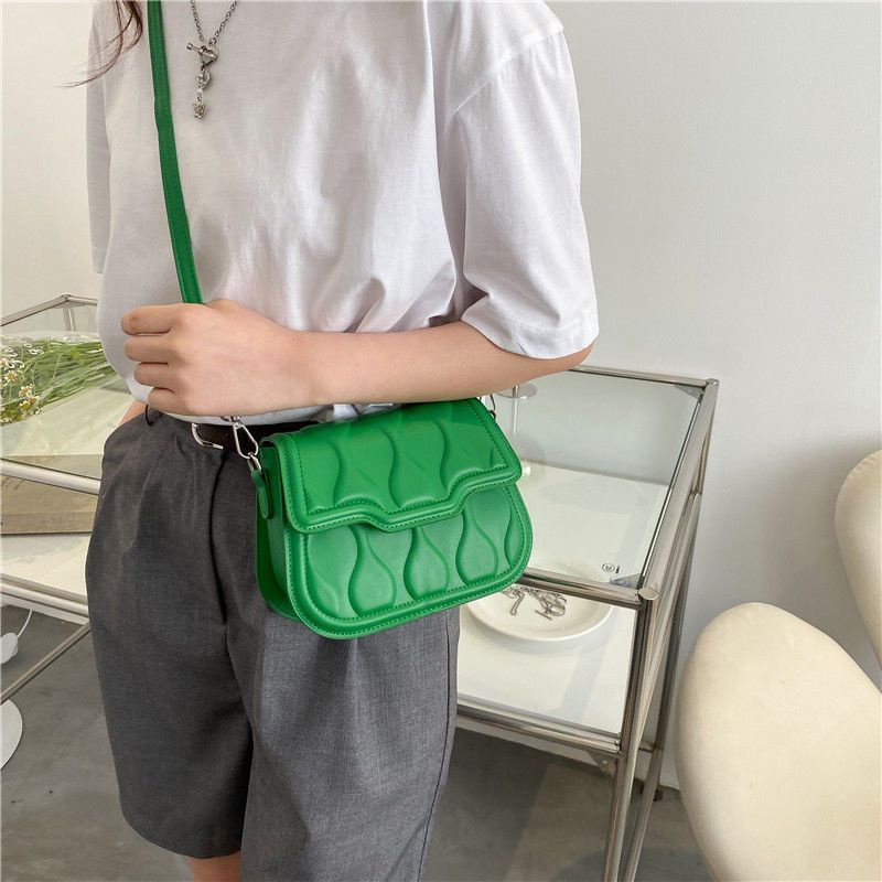 Red Tas wanita musim panas 2022 mode trendi baru high-end tekstur tas pelana ketiak wanita gaya luar negeri all-match niche messenger bag