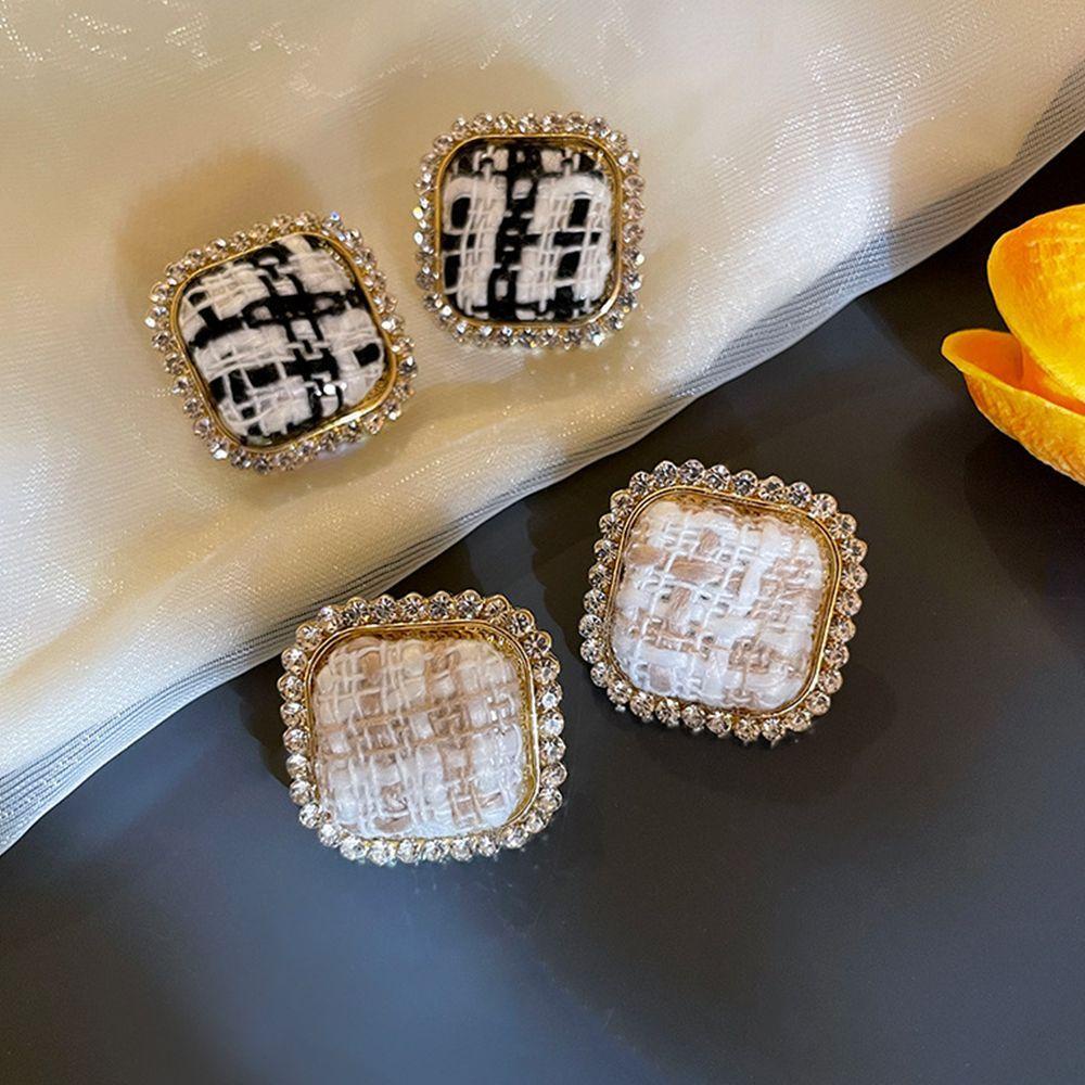 Anting Tusuk Wanita Kotak Warna Hitam atau Putih Tekstur Benang