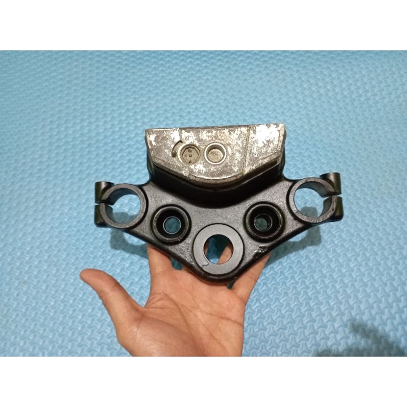 SEGITIGA ATAS SHOCKBREAKER DEPAN MEGA PRO NEW MONOSHOCK HONDA VERZA ORIGINAL