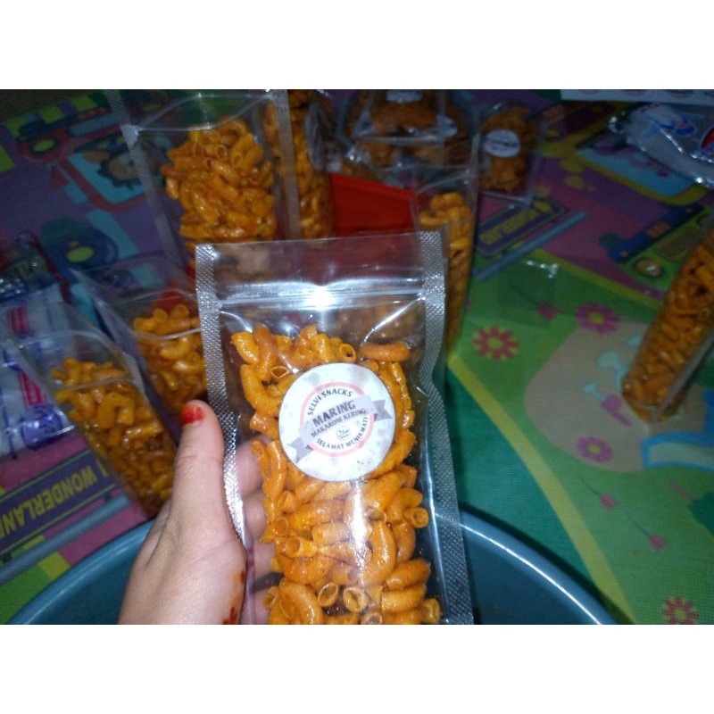 

jual makanan ringan makaroni kering kemasan 100 gram 15 ribu 2kantong standing pouch