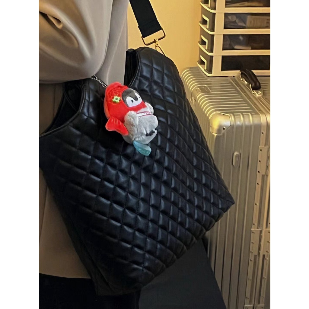 ∈∏☊Tas jinjing berkapasitas besar baru Sera kecil harum hitam tas besar tas Messenger portabel satu bahu temperamen berlian high-end