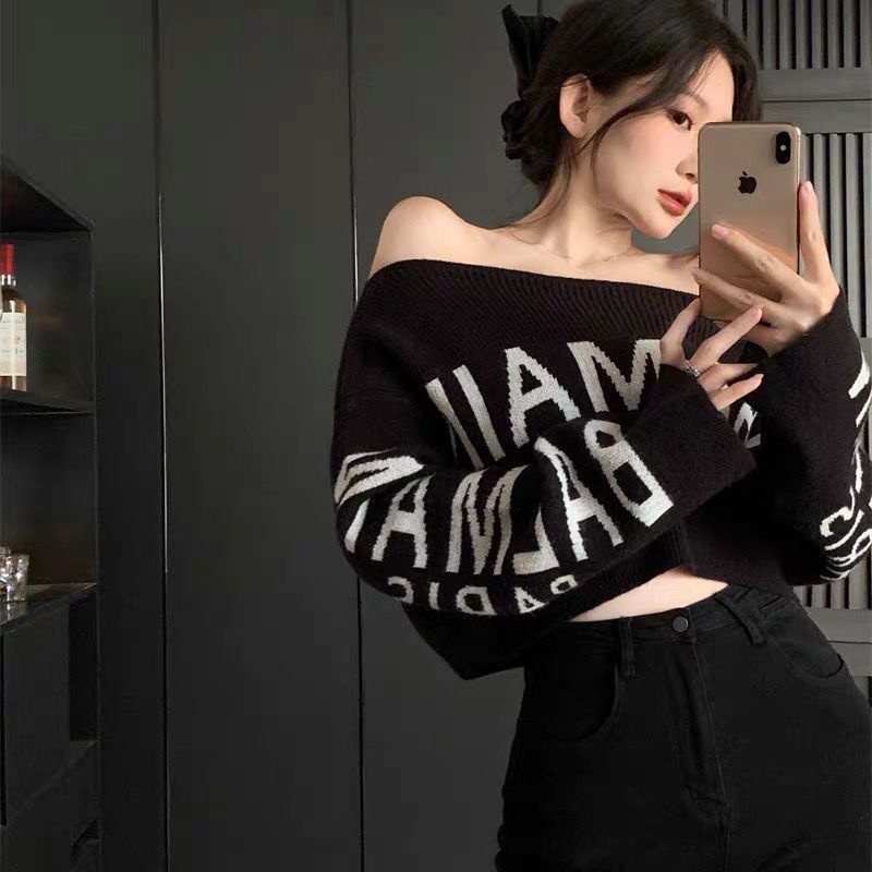 Red Surat one-shoulder top wanita musim gugur dan musim dingin pendek slim-fit pakaian rajut gaya malas hot girl temperamen slim sweater lengan panjang