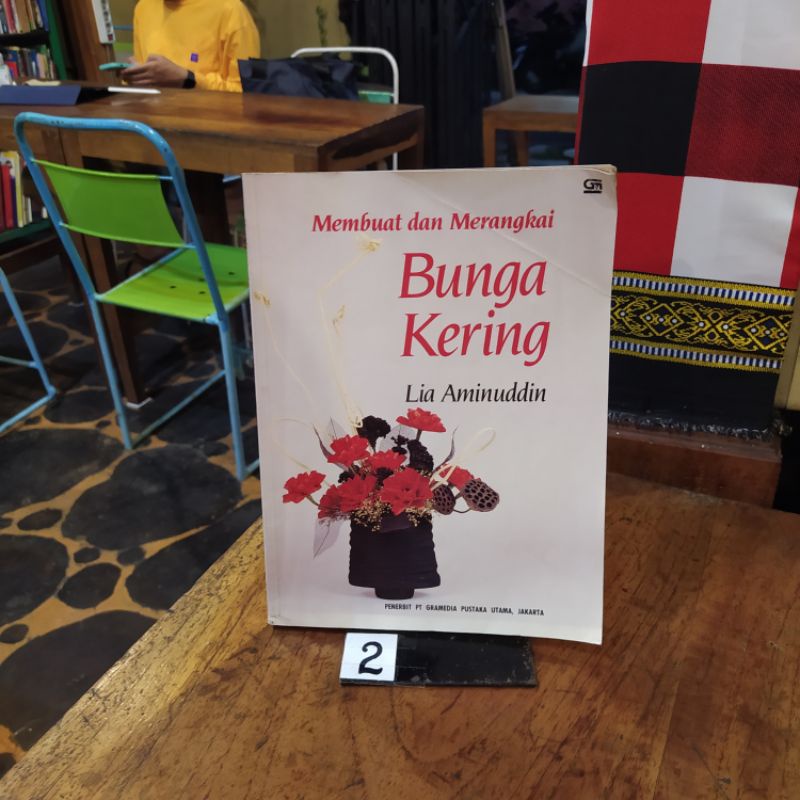 BUKU MEMBUAT DAN MERANGKAI BUNGA KERING By Lia Aminuddin