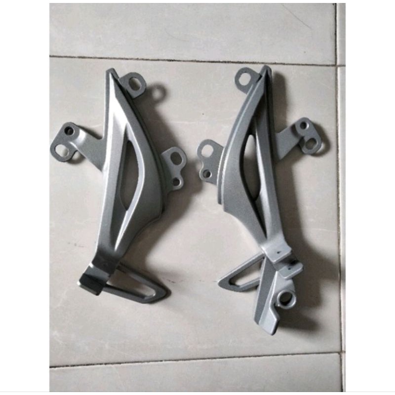 Dudukan Step Footstep Belakang Supra X 125 Helm in