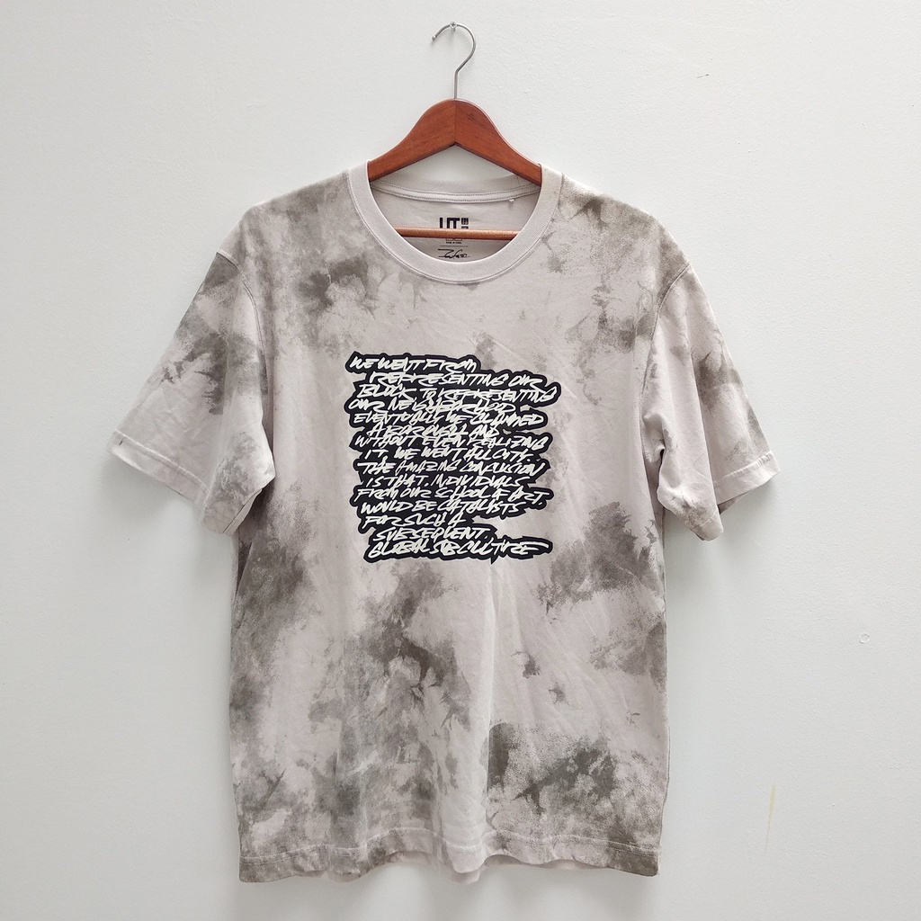 kaos uniqlo futura laboratories urban walls t-shirt secondjempolan