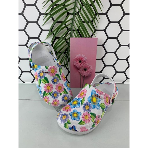 Sandal Baim Kodok Motif Bunga Cosmos