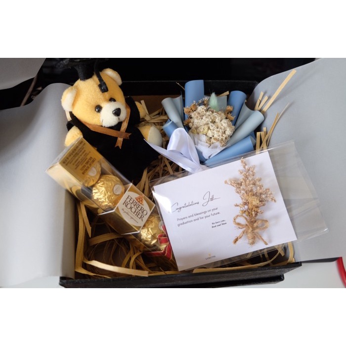 

✨READY✨ -HADIAH HAMPERS WISUDA DENGAN BONEKA+COKELAT+ DRIED FLOWER BOUQUET- 1.1.23