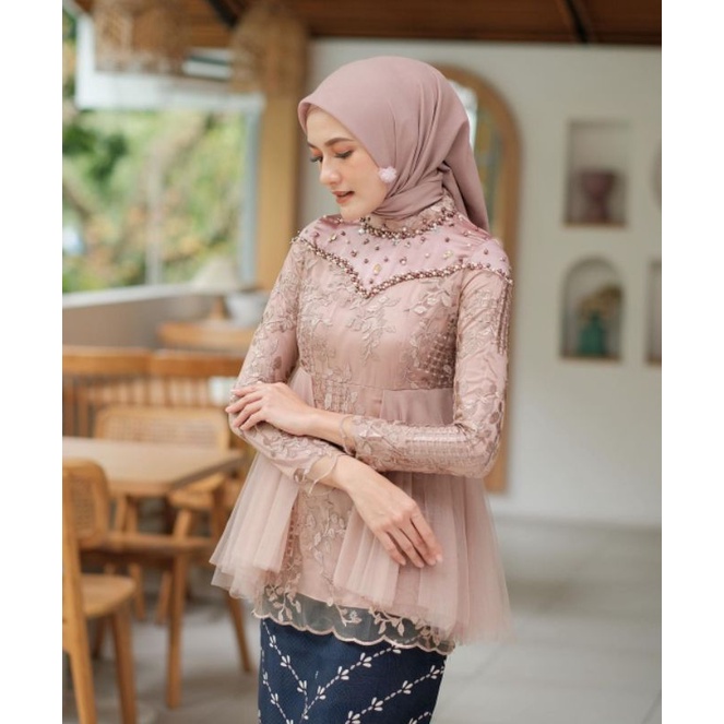 Setelan Blouse Alyana Nude Selendang modern-Kebaya Modern- Selendang-Kebaya Kekinian-Kebaya Wisuda-Kebaya Lamaran-Kebaya Pesta-Kebaya Selendang