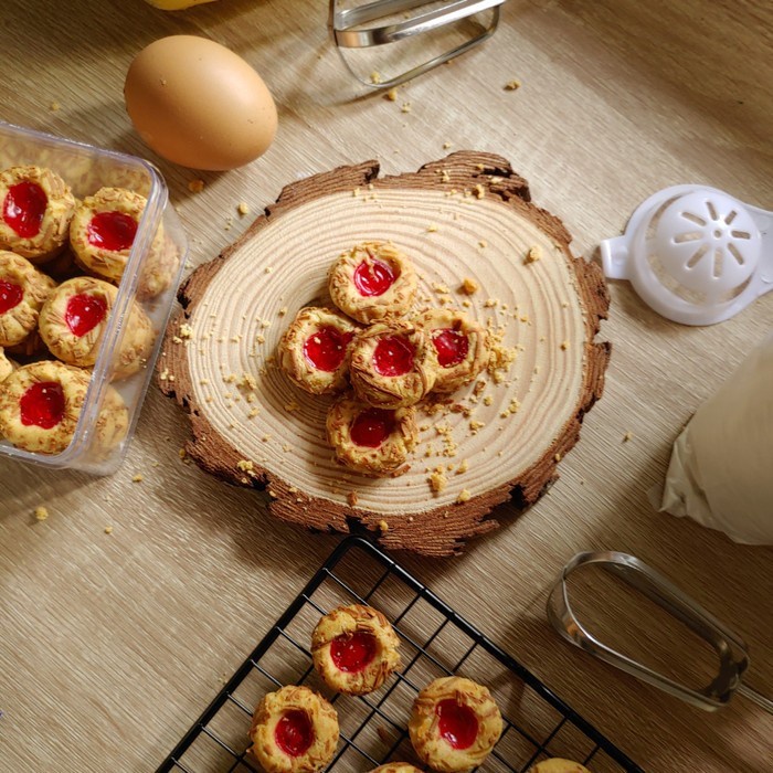 

Thumbprint Strawberry Cheese Cookies | Kue Kering by Cheeska