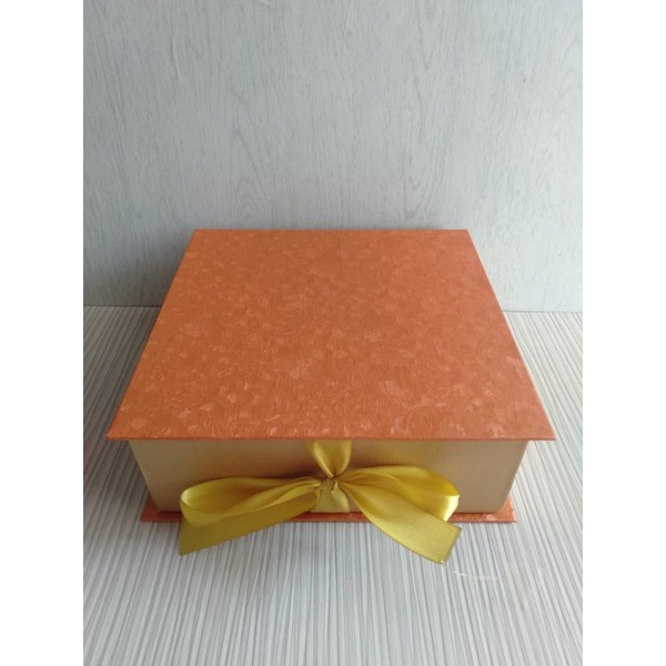 

HAMPERS GIFT BOX COLOR, Hardbox, Kotak Tebal 22x22cm