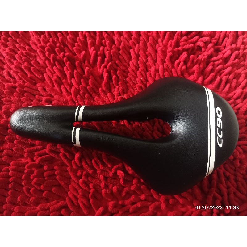 sadel roadbike ec90 seri pro5100 dengan ventilasi tengah